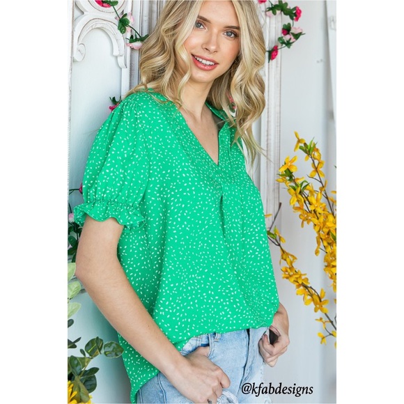 ❤️LAST 2! V Neck Ruffle Sleeves Relaxed Fit Kelly Green Printed Top! - Picture 2 of 6